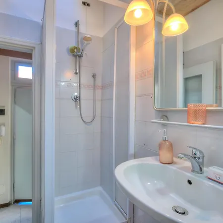 Apt. Gabriella: Studio In The Centre Of Laveno - Happy Rentals * Laveno-Mombello