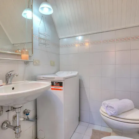 Apt. Gabriella: Studio In The Centre Of Laveno - Happy Rentals Apartamento Laveno-Mombello