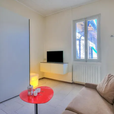 Apt. Gabriella: Studio In The Centre Of Laveno - Happy Rentals * Laveno-Mombello